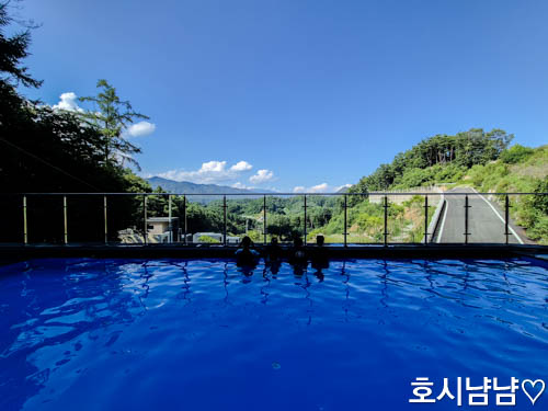 가평 파라365펜션 넓은 수영장 전경