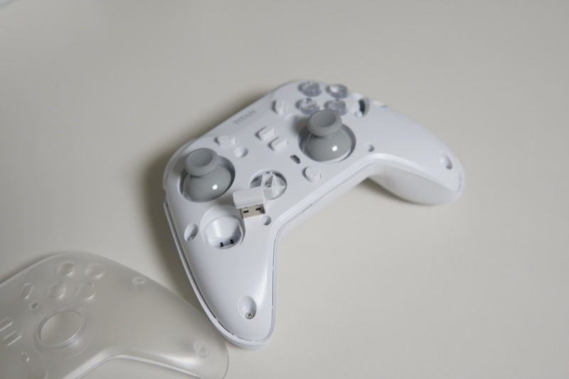 제닉스 타이탄 GP7 게임 패드 컨트롤러 수신기 수납 구조