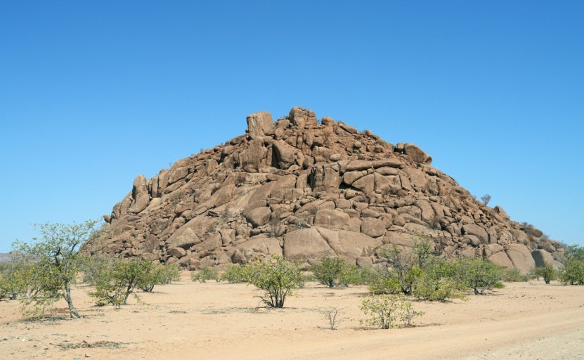 경진일주 물상 : 흙위의 단단한 바위 또는 철강석