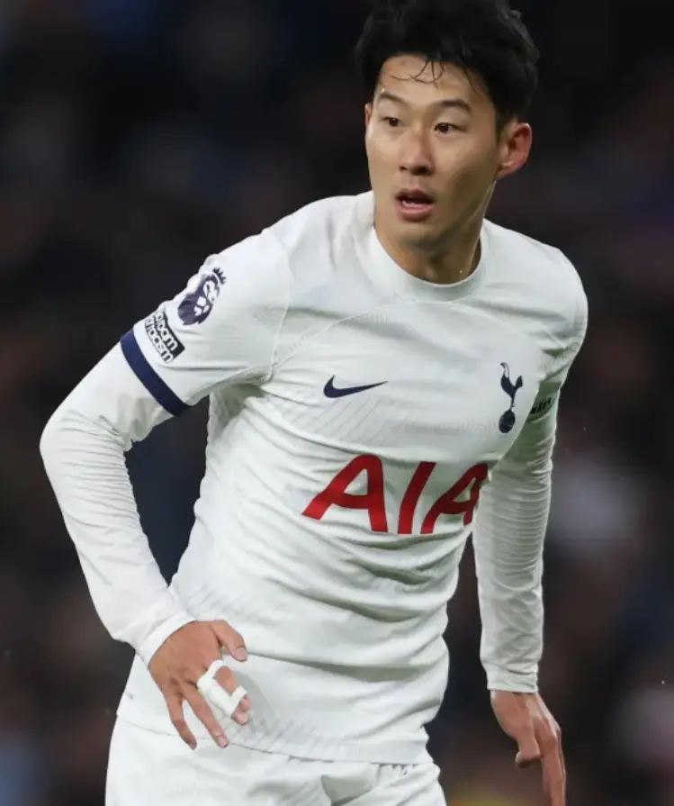 손흥민- 흰유니폼 오른손에 붕대를 감고 경기를 뛰고있는 손흥민