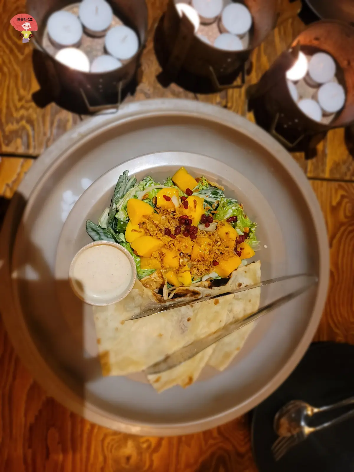 서울-강남-스타필드-코엑스점-인도음식점-아그라-망고-샐러드와-난-그리고-음식을-따뜻하게-유지하기위해-준비된-향초세트