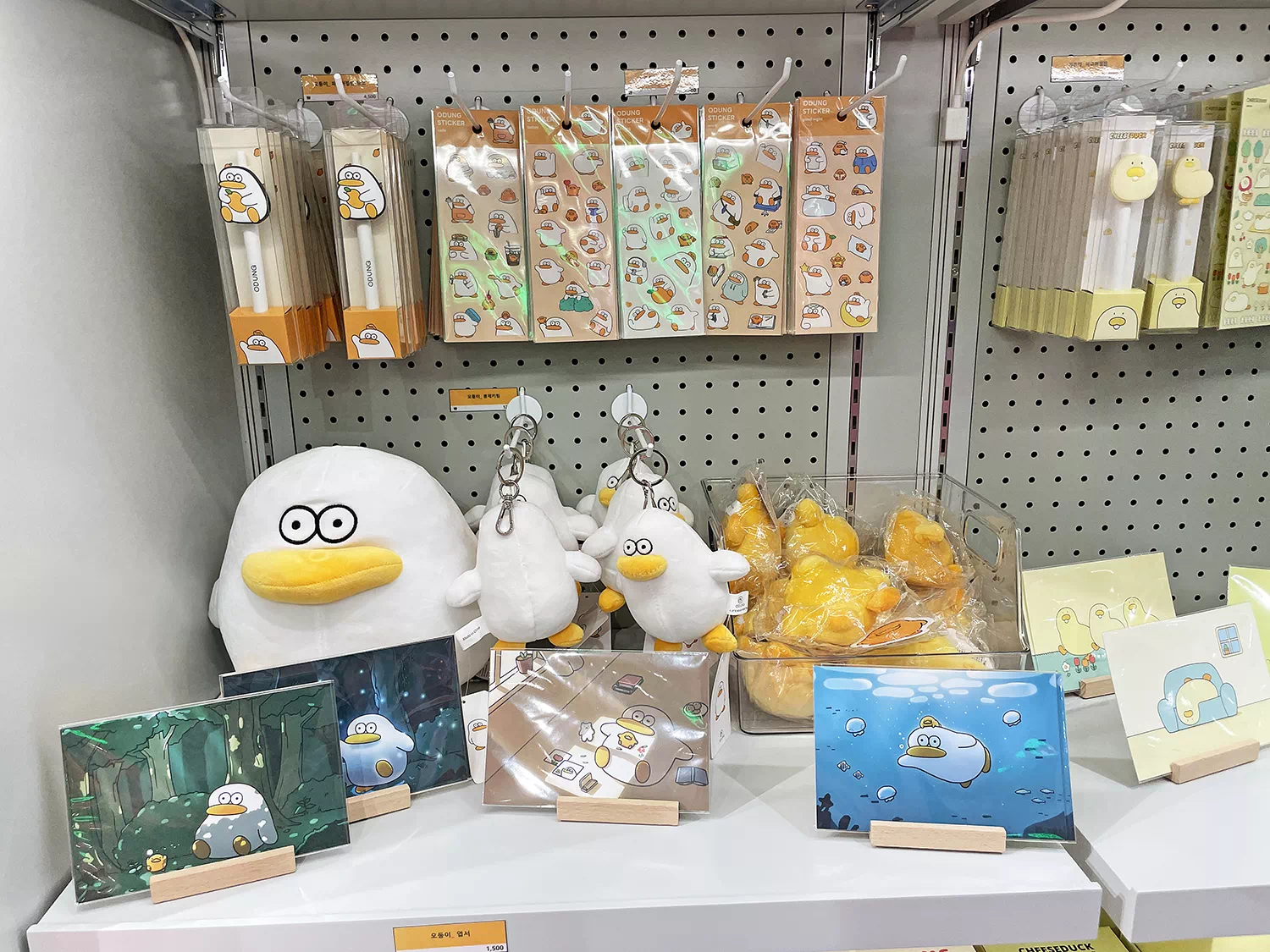 오둥이 인형과 엽서와 스티커
