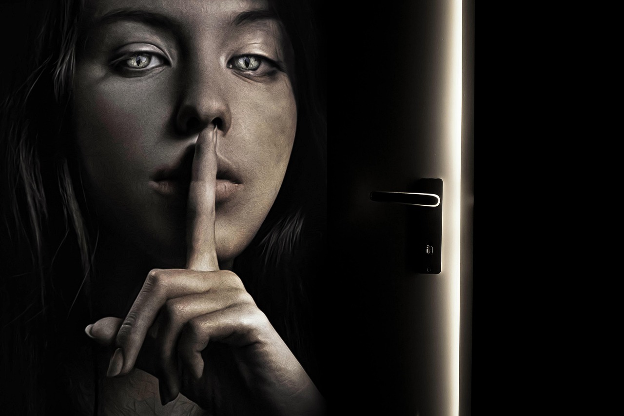 장수 비밀을 표현하기위에 손가락으로 쉿하는 여자이미지