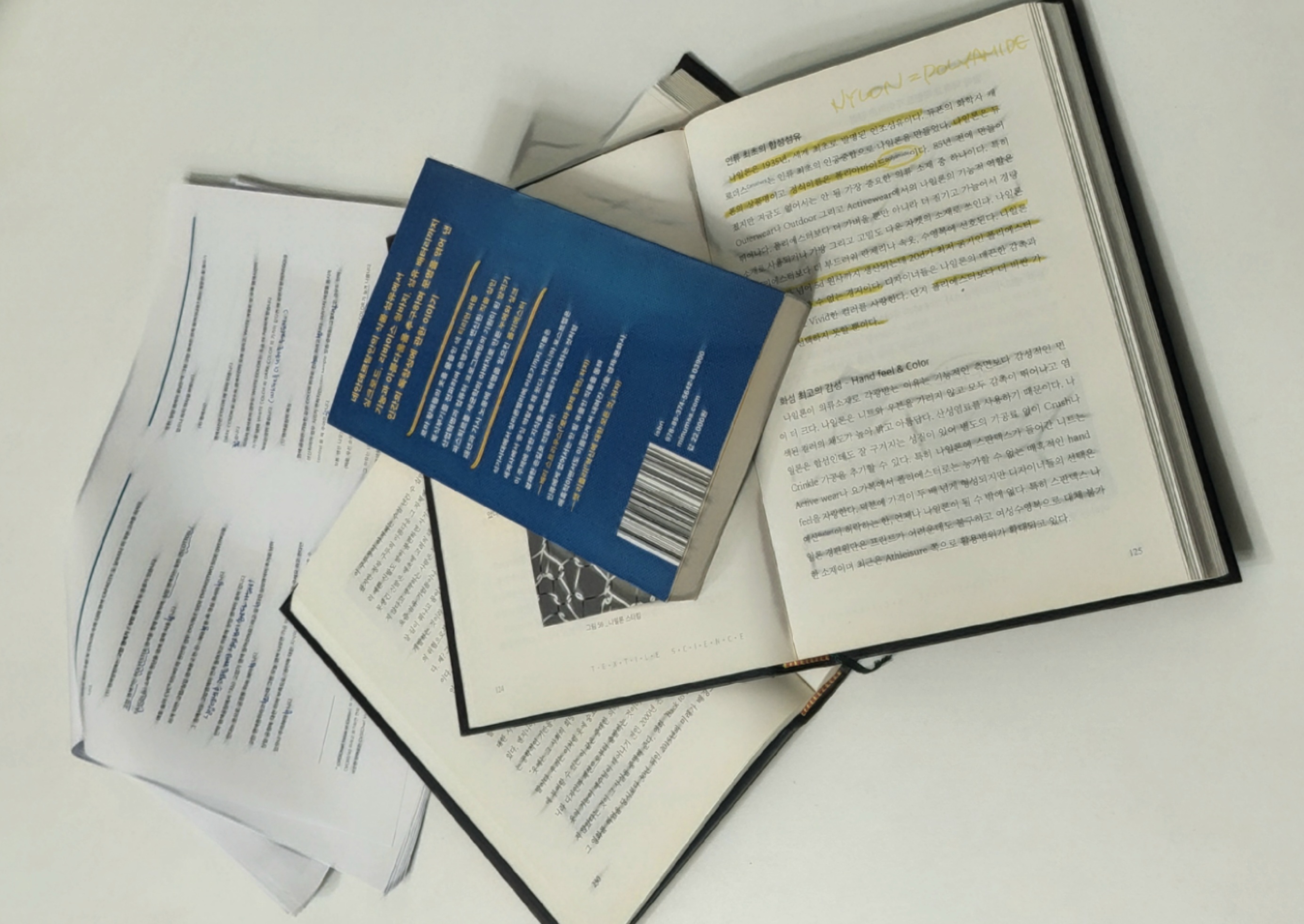 펼쳐서-쌓여있는-책들