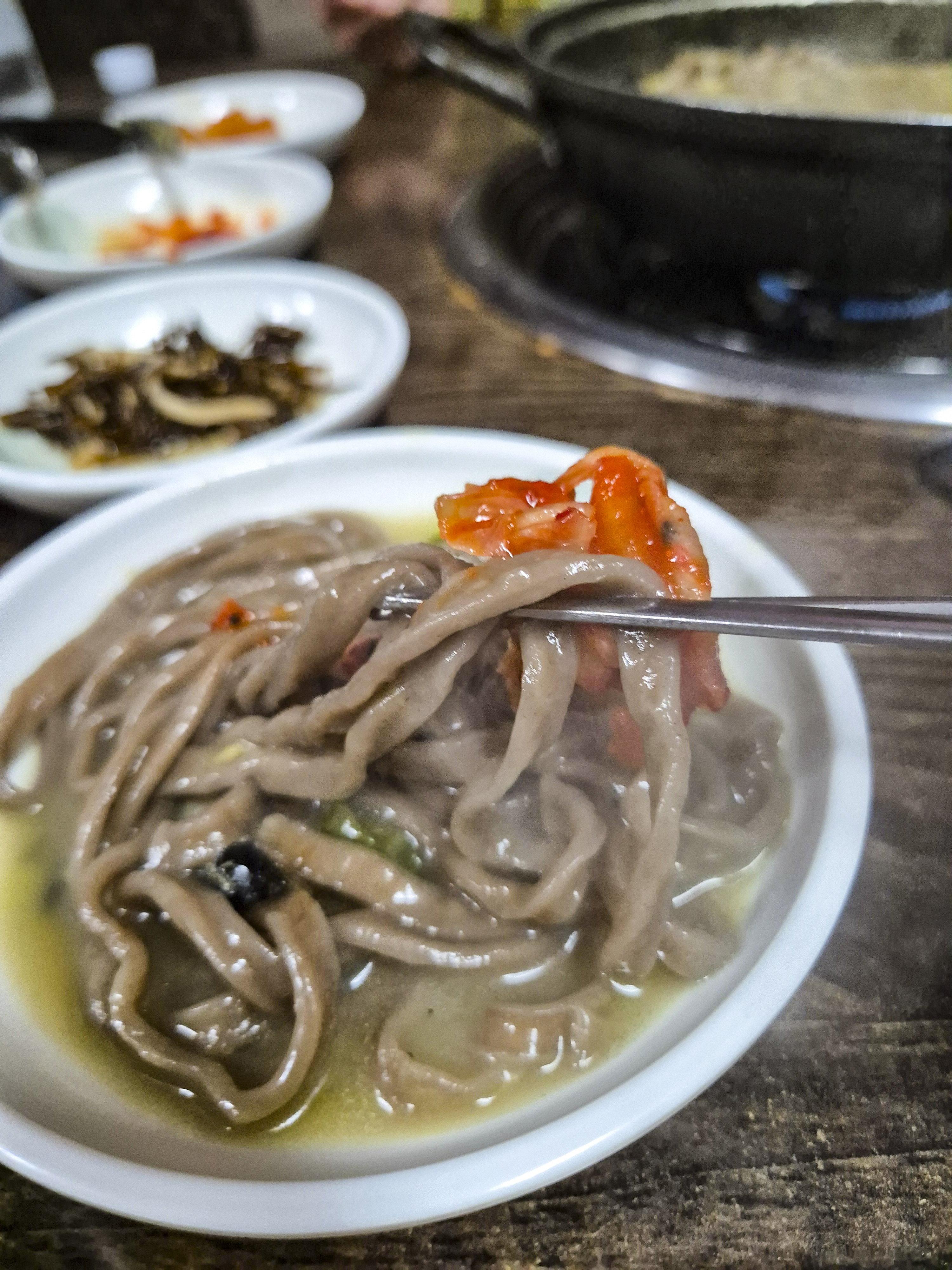 음식 먹는 샷