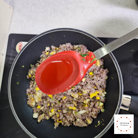 간장 달걀 볶음밥-참기름 넣고 섞기