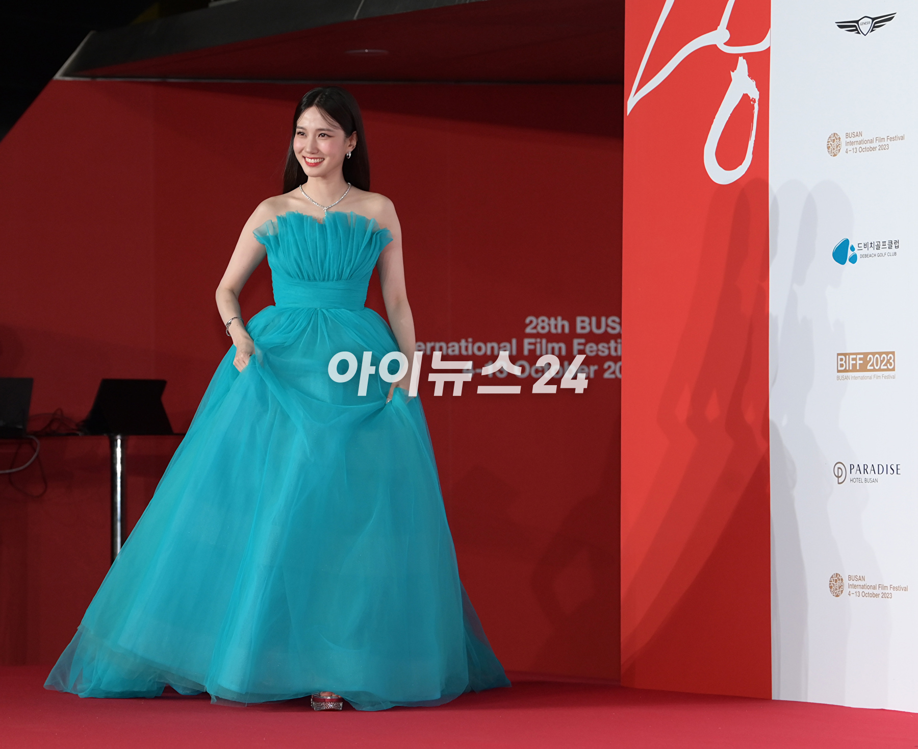 배우 박은빈이 4일 오후 부산 영화의전당에서 진행된 제28회 부산국제영화제(BIFF) 개막식에 참석해 레드카펫을 밟고 있다. [사진=정소희 기자]