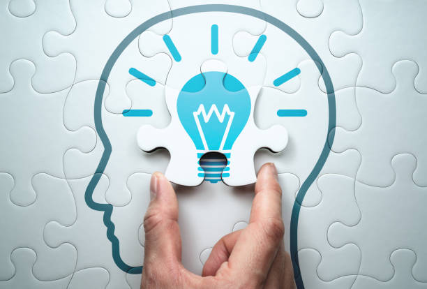 뇌 모양 퍼즐이 맞춰지며 빛나는 이미지