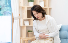 속이 아픈 여성