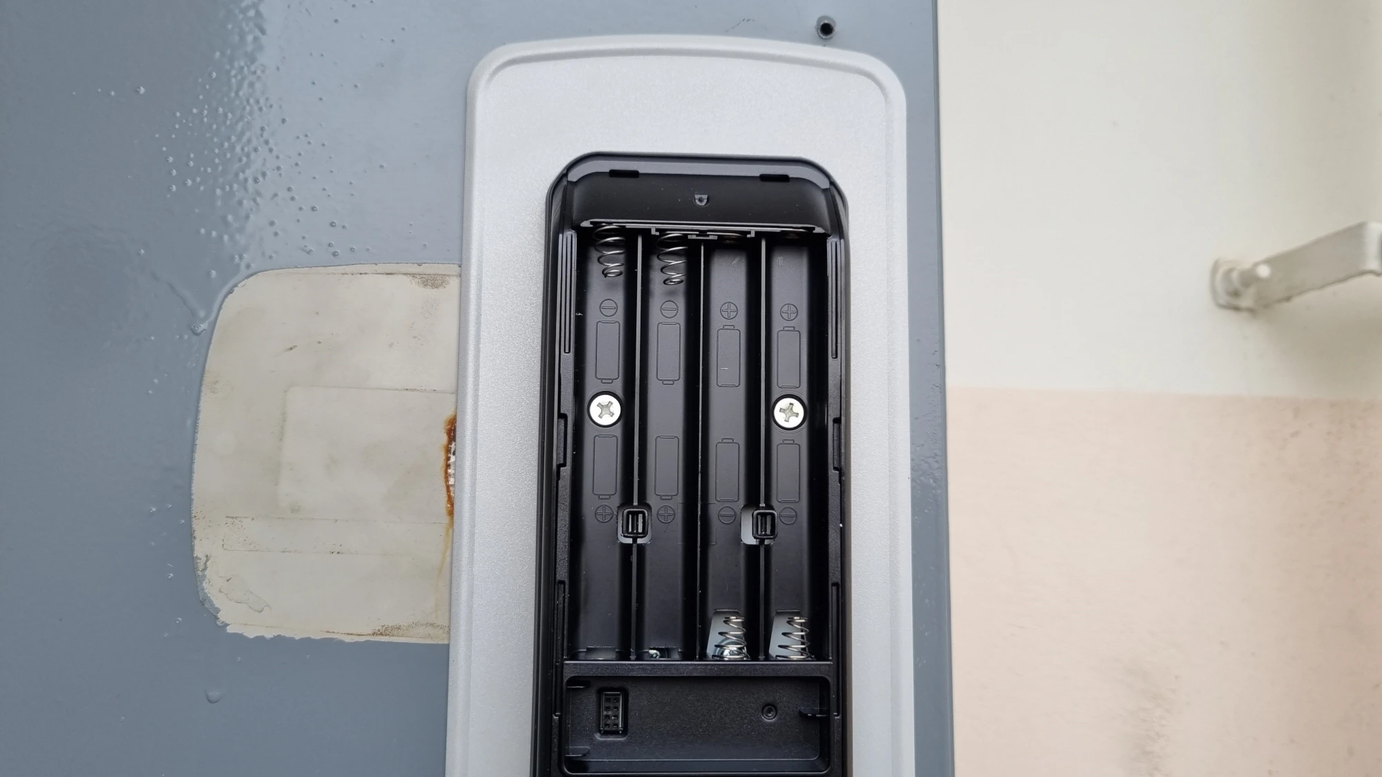 도어락 고정 모습