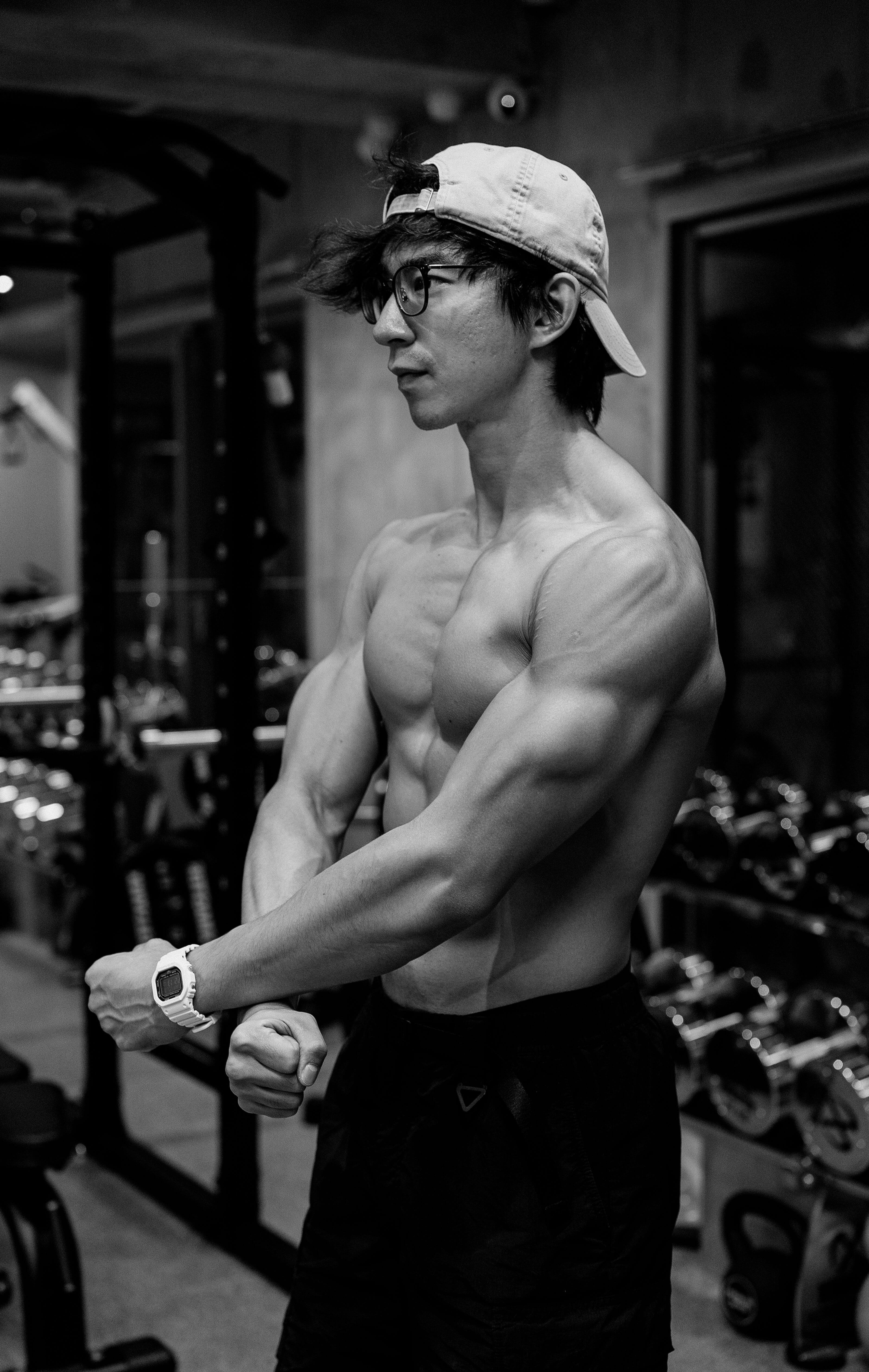 근육질 몸매 남성