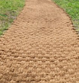 야자 매트가 땅에 깔려있는 사진