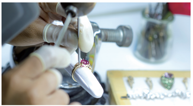 귀금속 및 보석세공원-하는일-업무환경-되는법-학과-전망