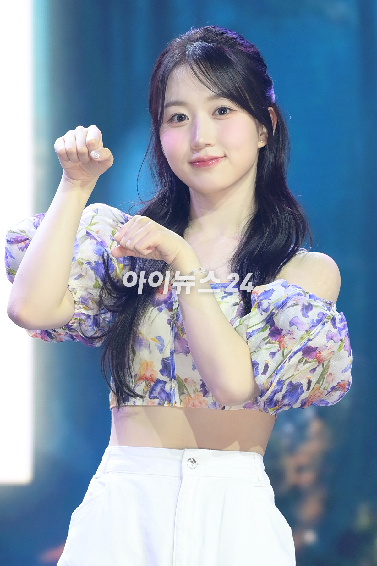 룹 엔믹스 해원이 11일 오후 서울 용산구 한남동 블루스퀘어에서 열린 엔믹스(NMIXX) 세 번째 싱글 앨범 '어 미드서머 엔믹스 드림'(A Midsummer NMIXX's Dream) 발매 기념 쇼케이스에서 타이틀곡 '파티 어클락' 무대를 선보이고 있다. [사진=정소희 기자]