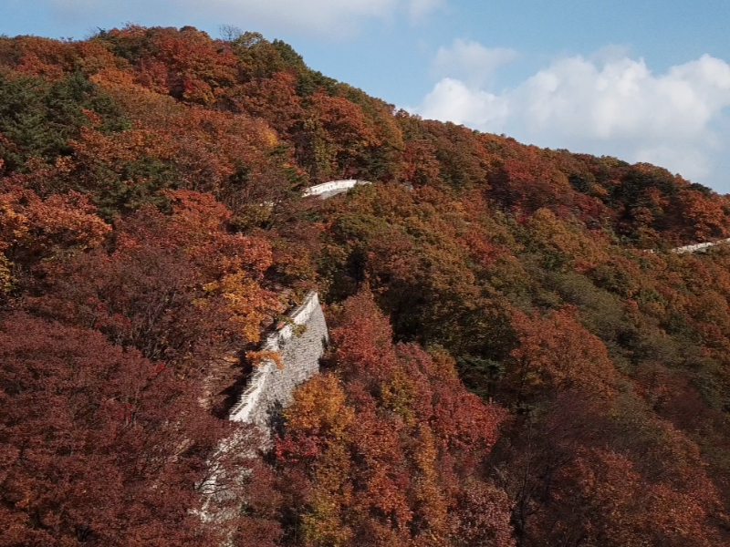 단풍이 절정인 남한산성의 동문-장경사 성벽