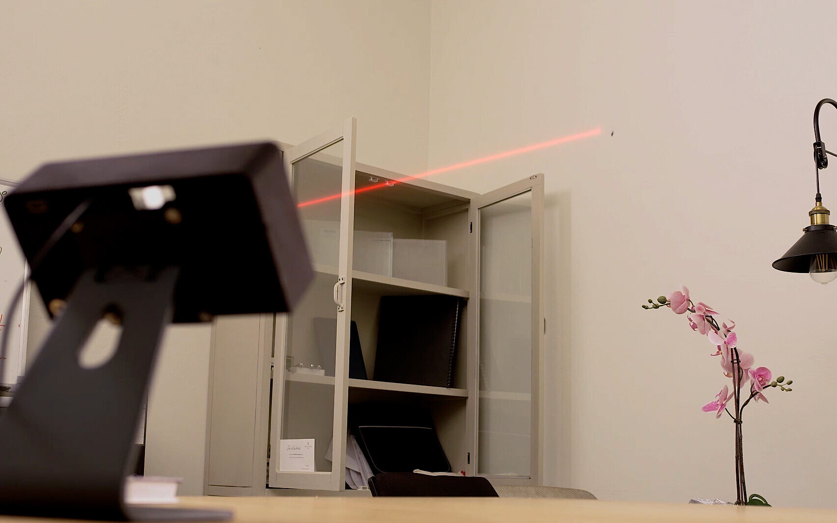 레이저로 모기의 위치를 알려주는 방법