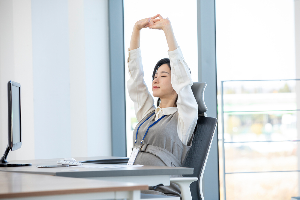 의자에 앉아 기지개