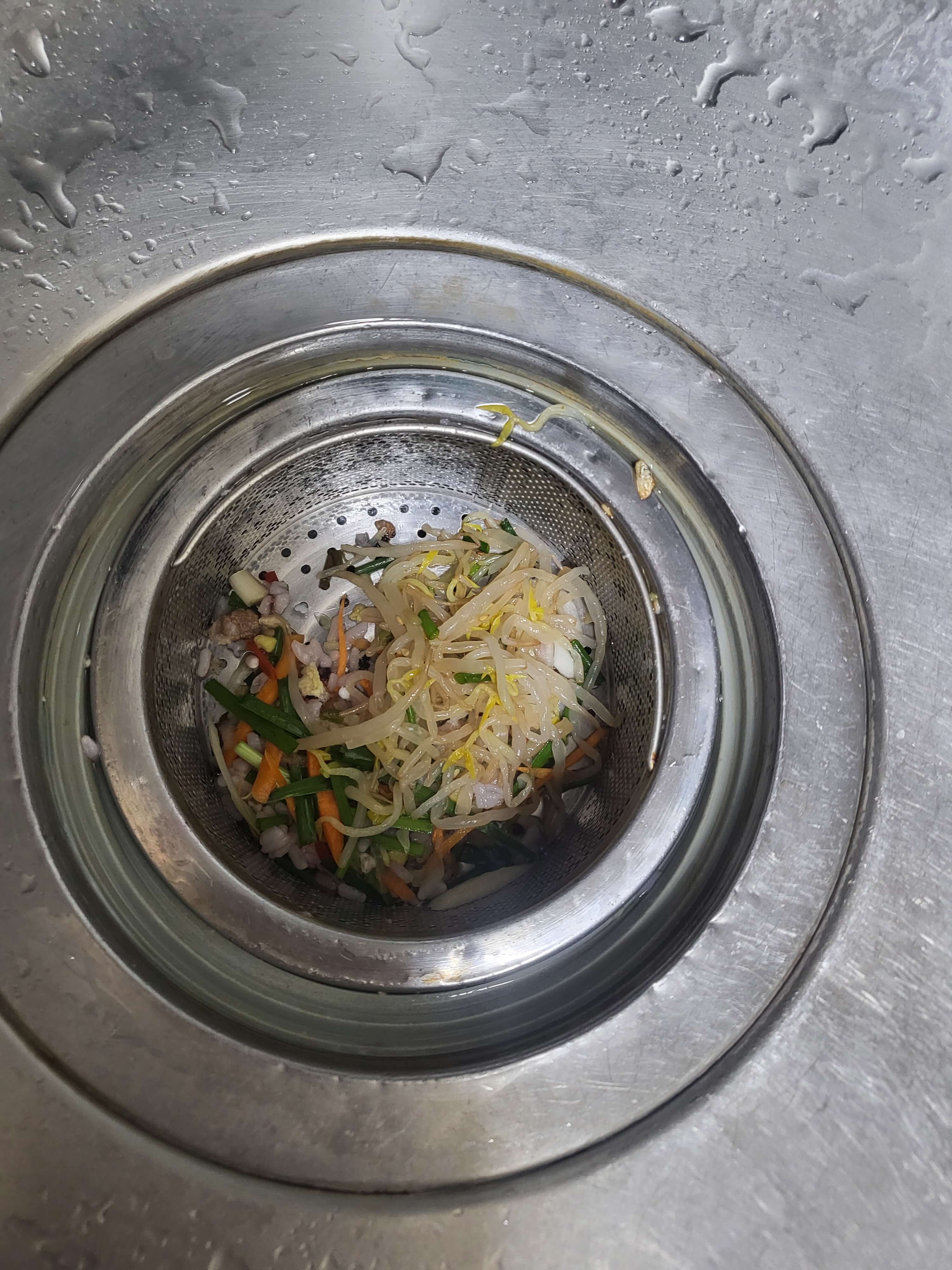 싱크대 거름망에 음식물 찌꺼기