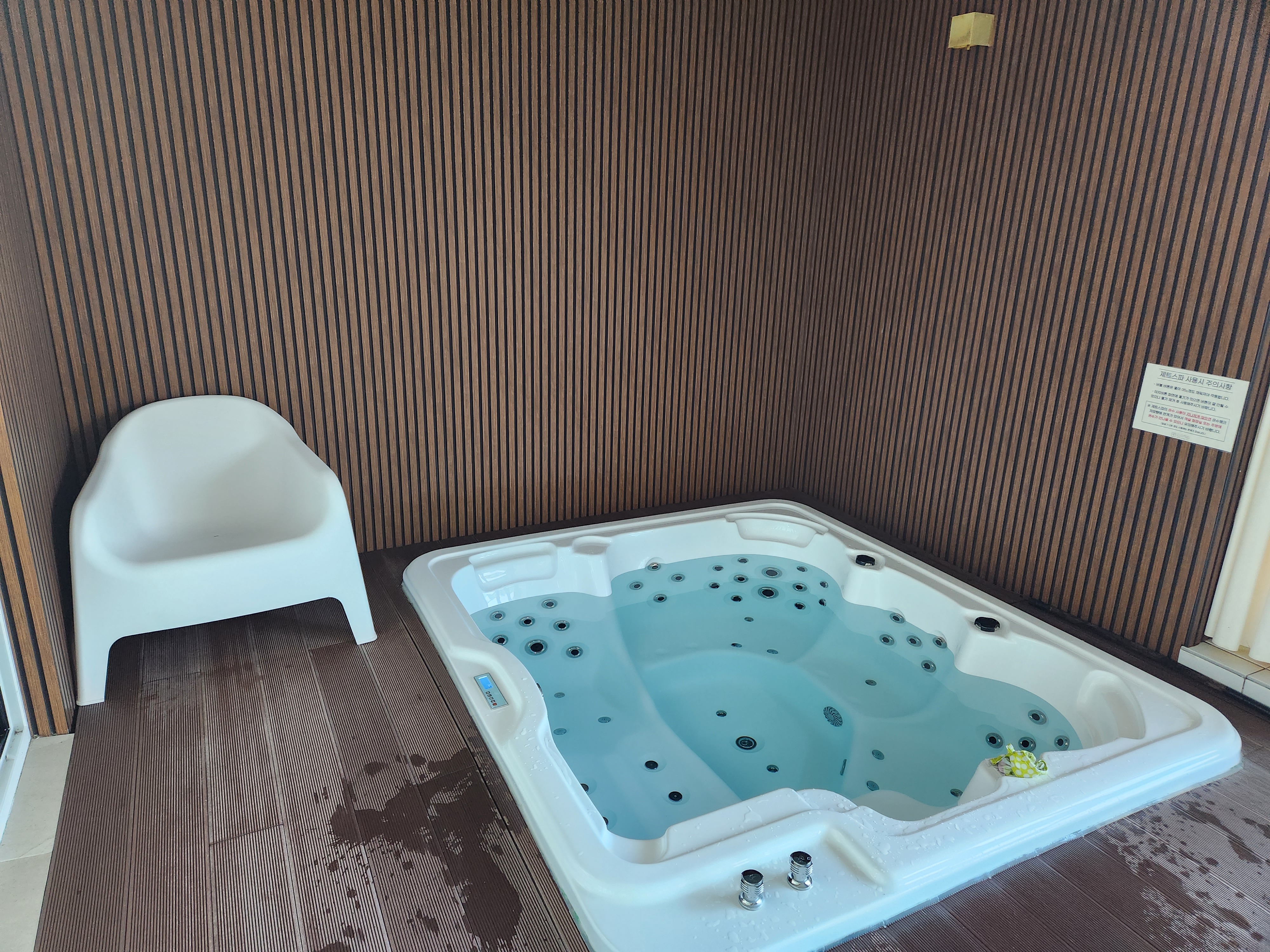 실내 개별수영장 옆에 있는 제트스파