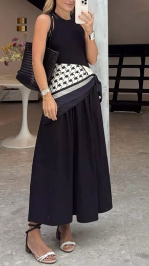 블랙 드레스에 스카프 허리에 매기