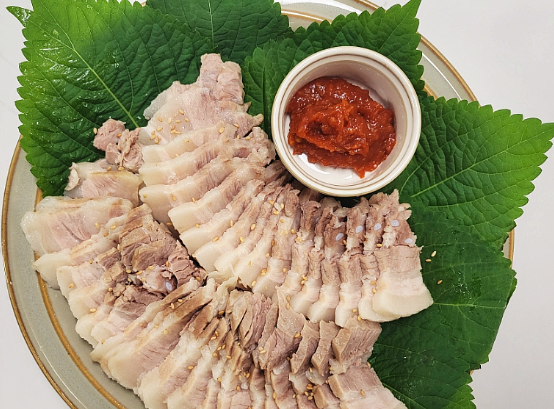 촉촉한 수육과 맛있는 소스