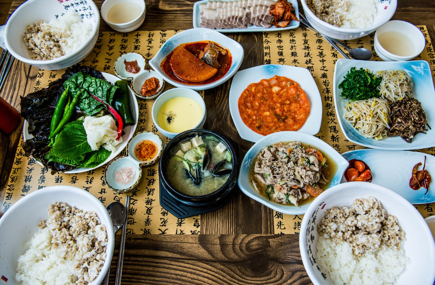 한국 여성 전통 식단 사진