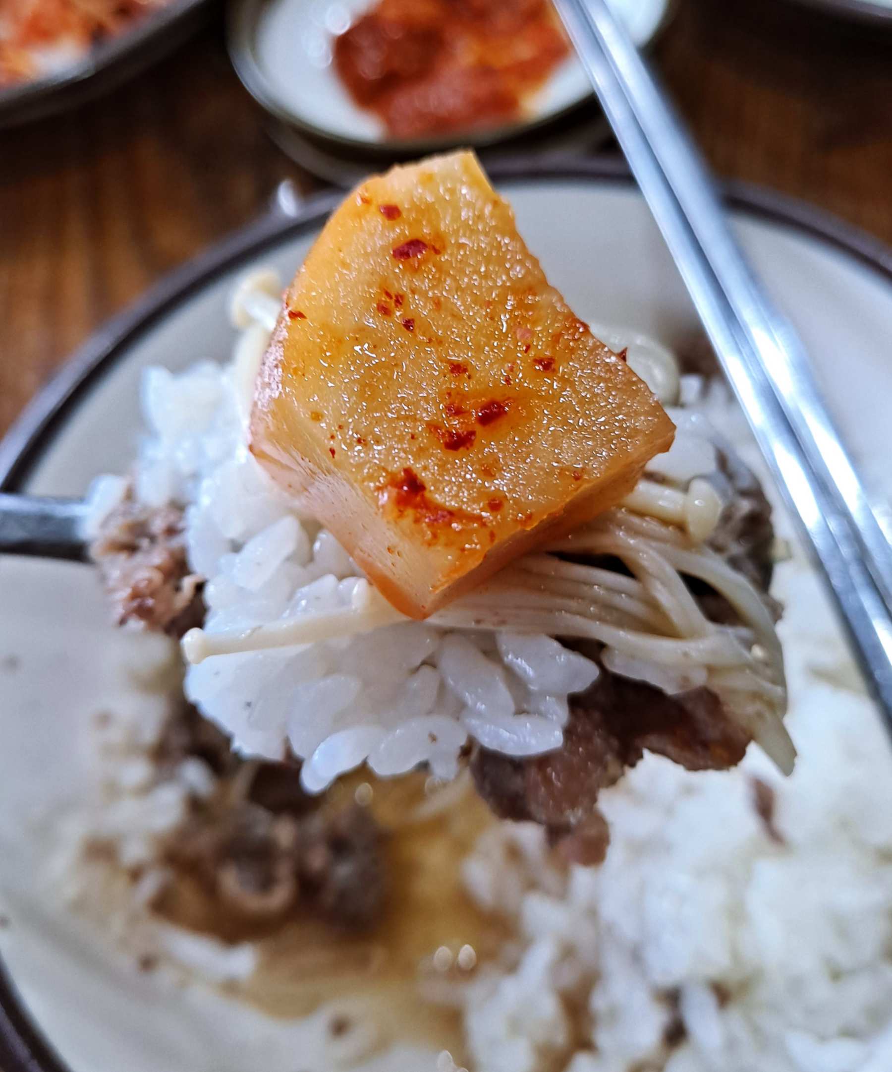 뚝불고기 위에 깍두기