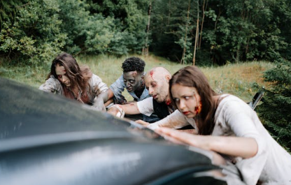 차를 밀고있는 좀비들