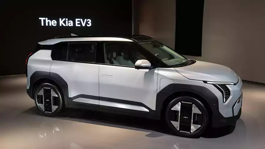 기아 EV3 충전구는 우측 앞 휀더에 있습니다.