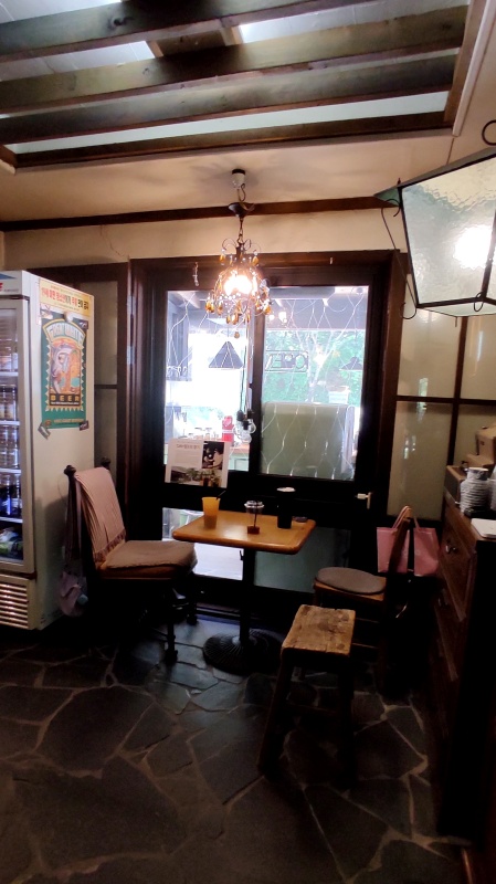 창문으로 가득히 들어오는 햇빛