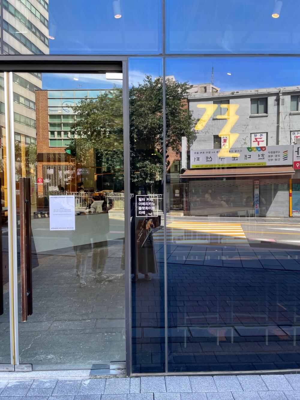 종각 커피 까눌레 맛집 빈브라더스 카페 결 - 매장 입구