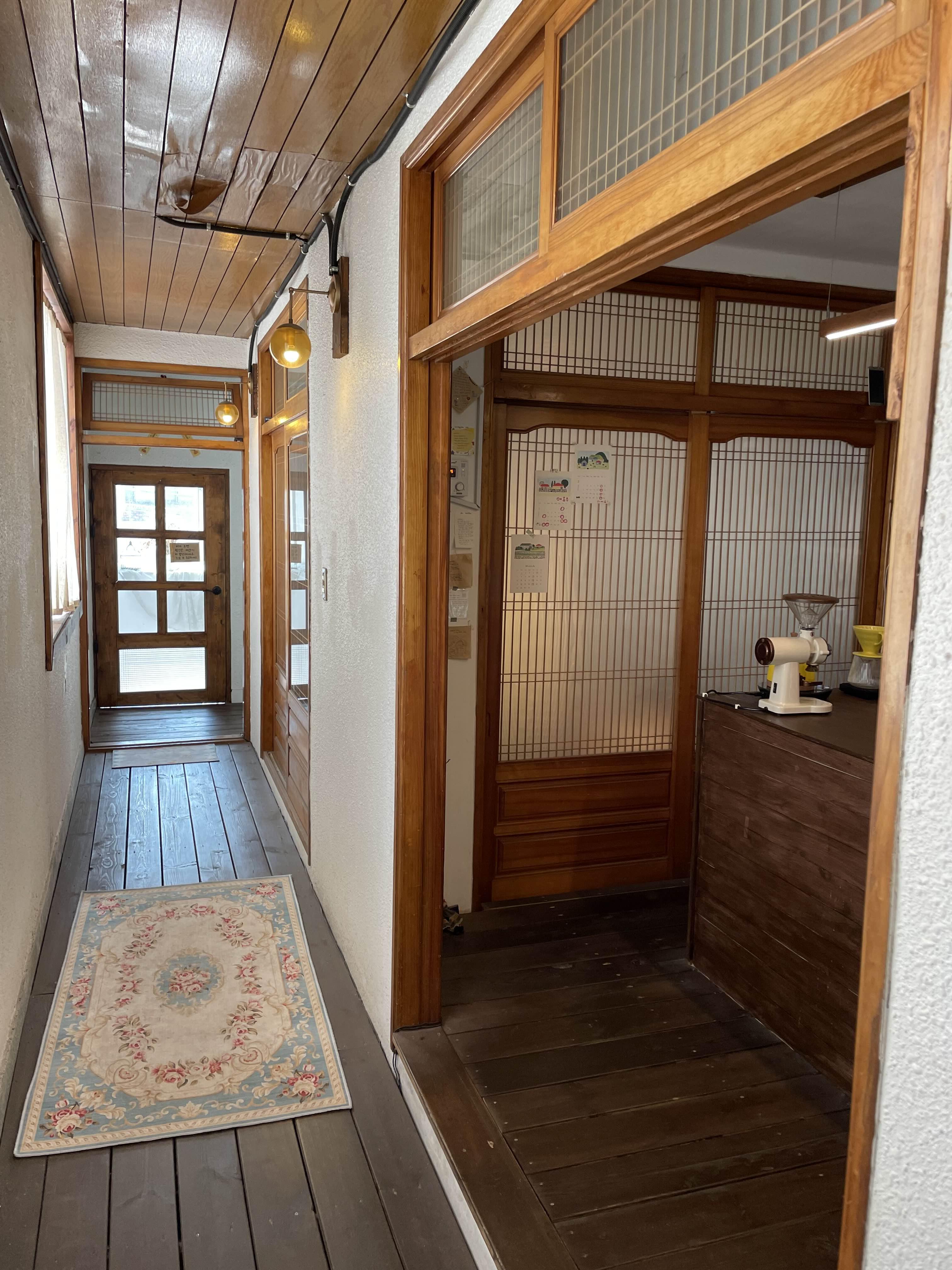 카페 내부 계산대 근처 사진