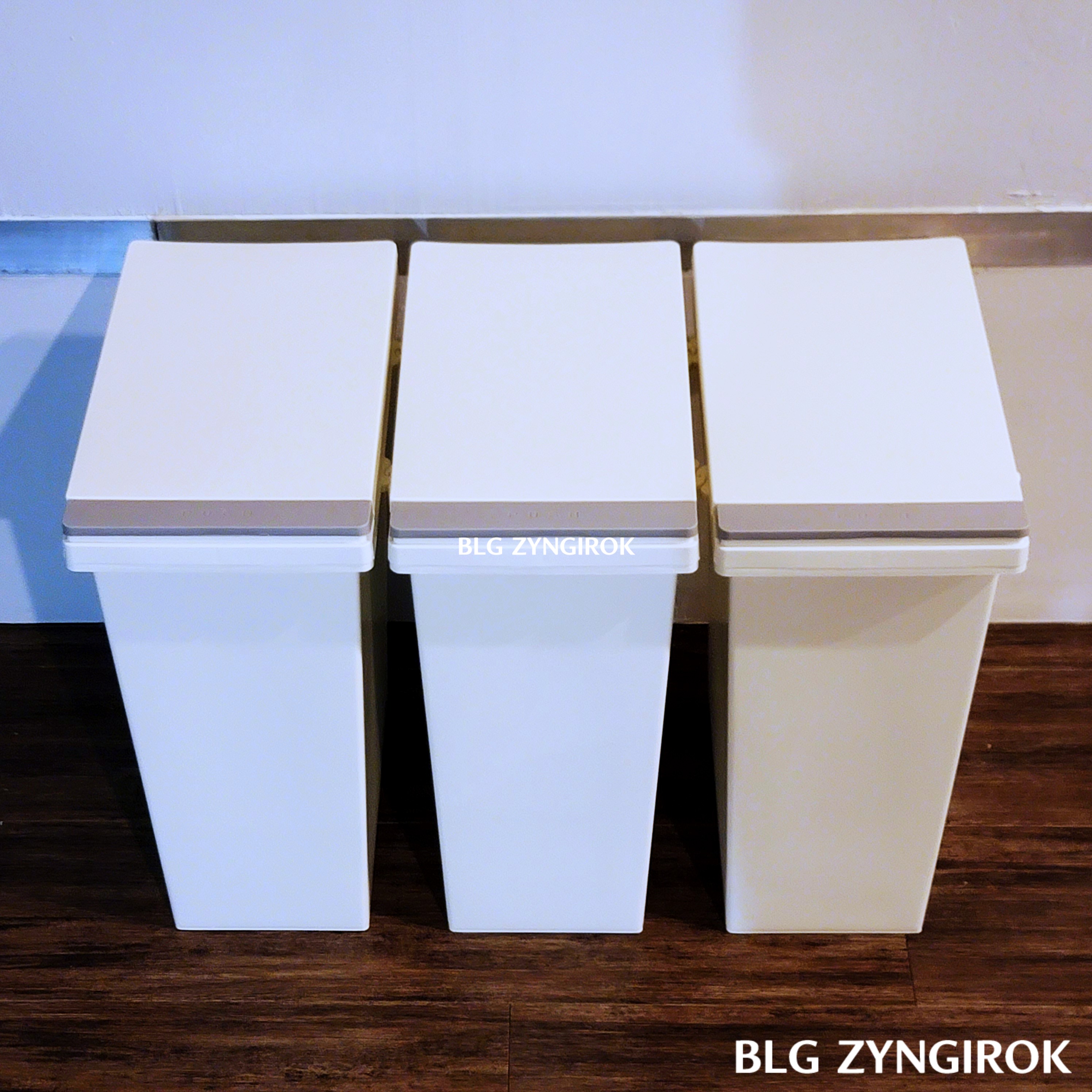 3개의-원클릭-휴지통을-결합하여-위에서-바라본-모습이다.