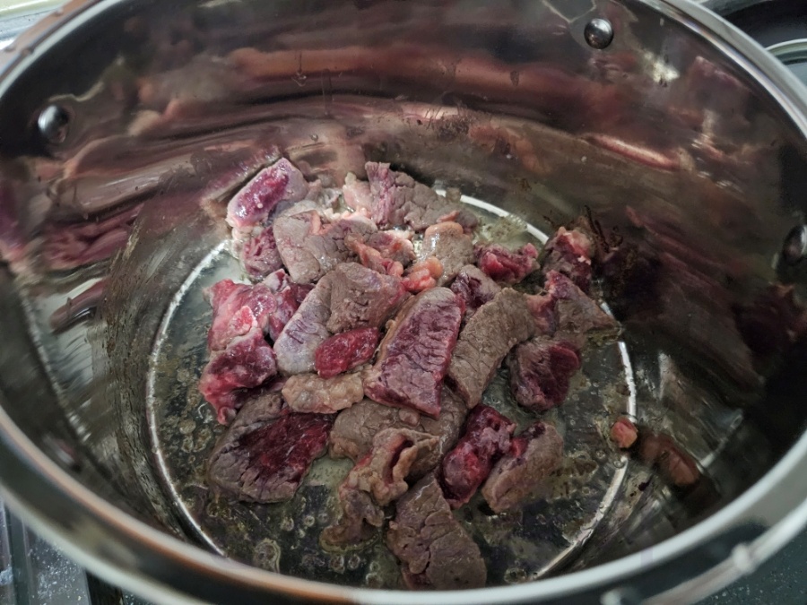 소고기뭇국 15분만에 끓이기위해 소고기를 참기름으로 볶는다.