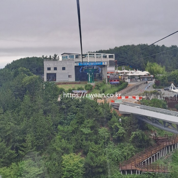 케이블카가 승차장에서 출발하고 있습니다.