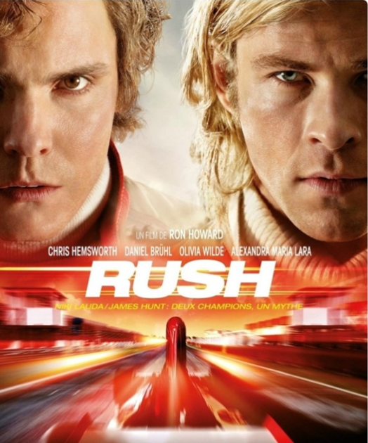 빨간 레이싱카가 빠르게 달리는 장면 위에 두 주인공이 강한 의지가 보이는 두분에 힘을 준 정면 모습입니다