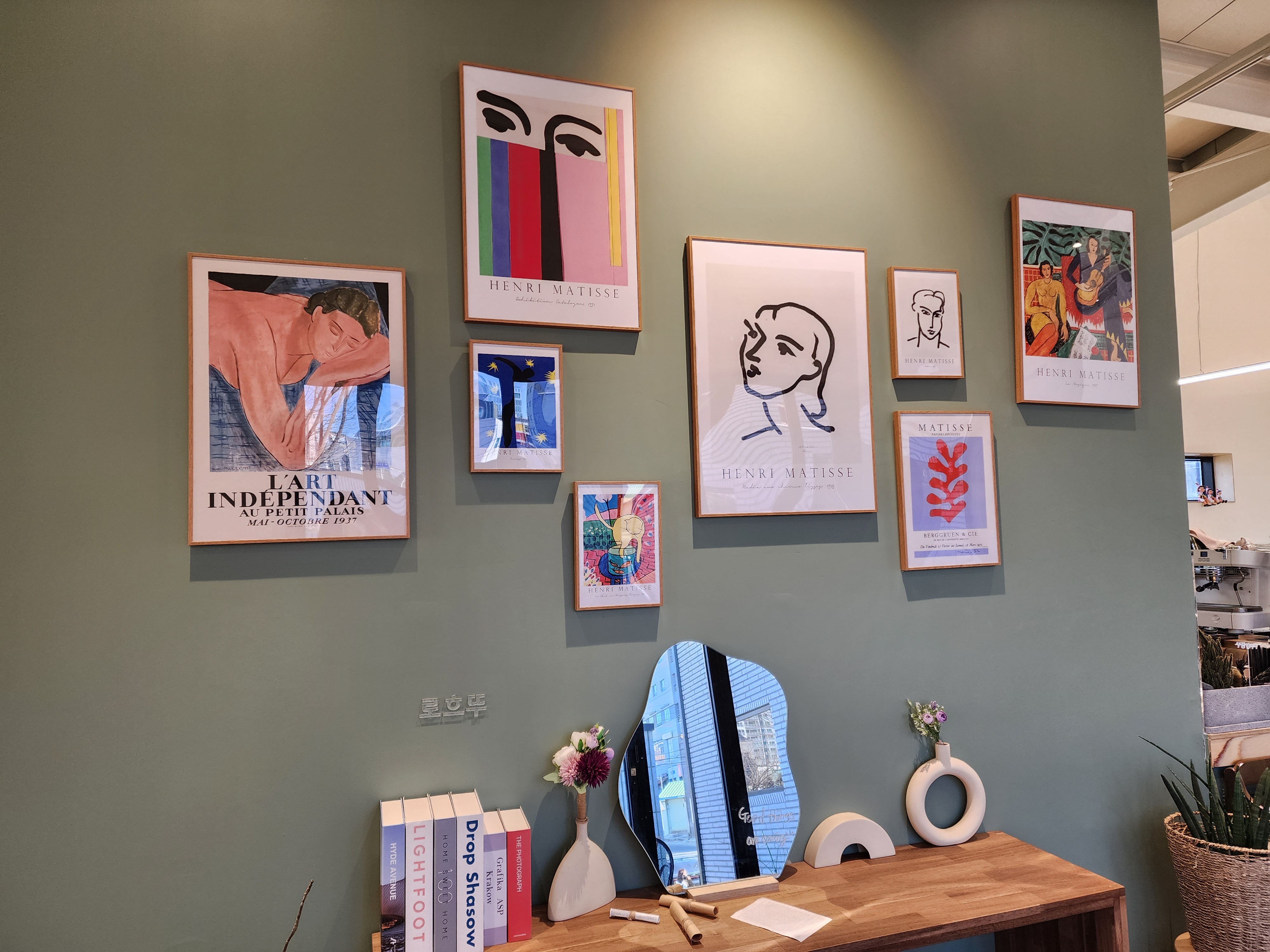 로흐뚜 카페 인테리어