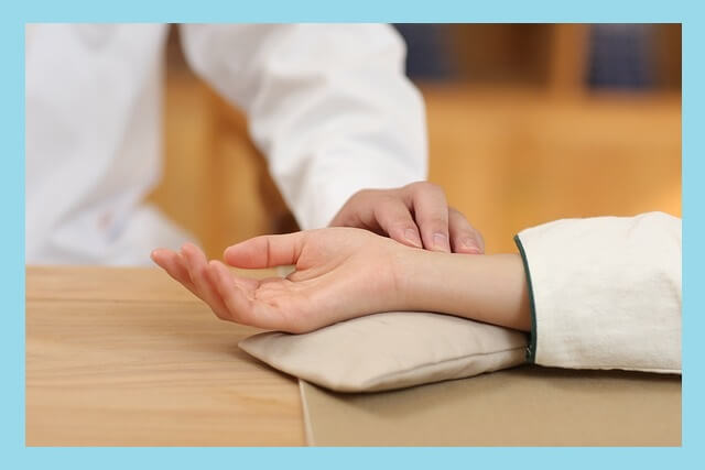 한의원-진맥보는-손