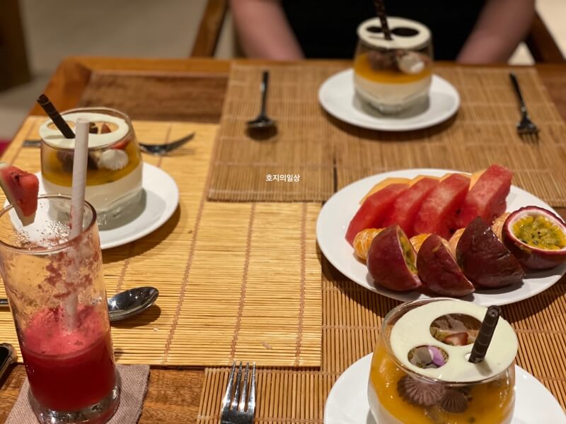 나트랑 아나만다라 올인클루시브 석식 화려한 후식