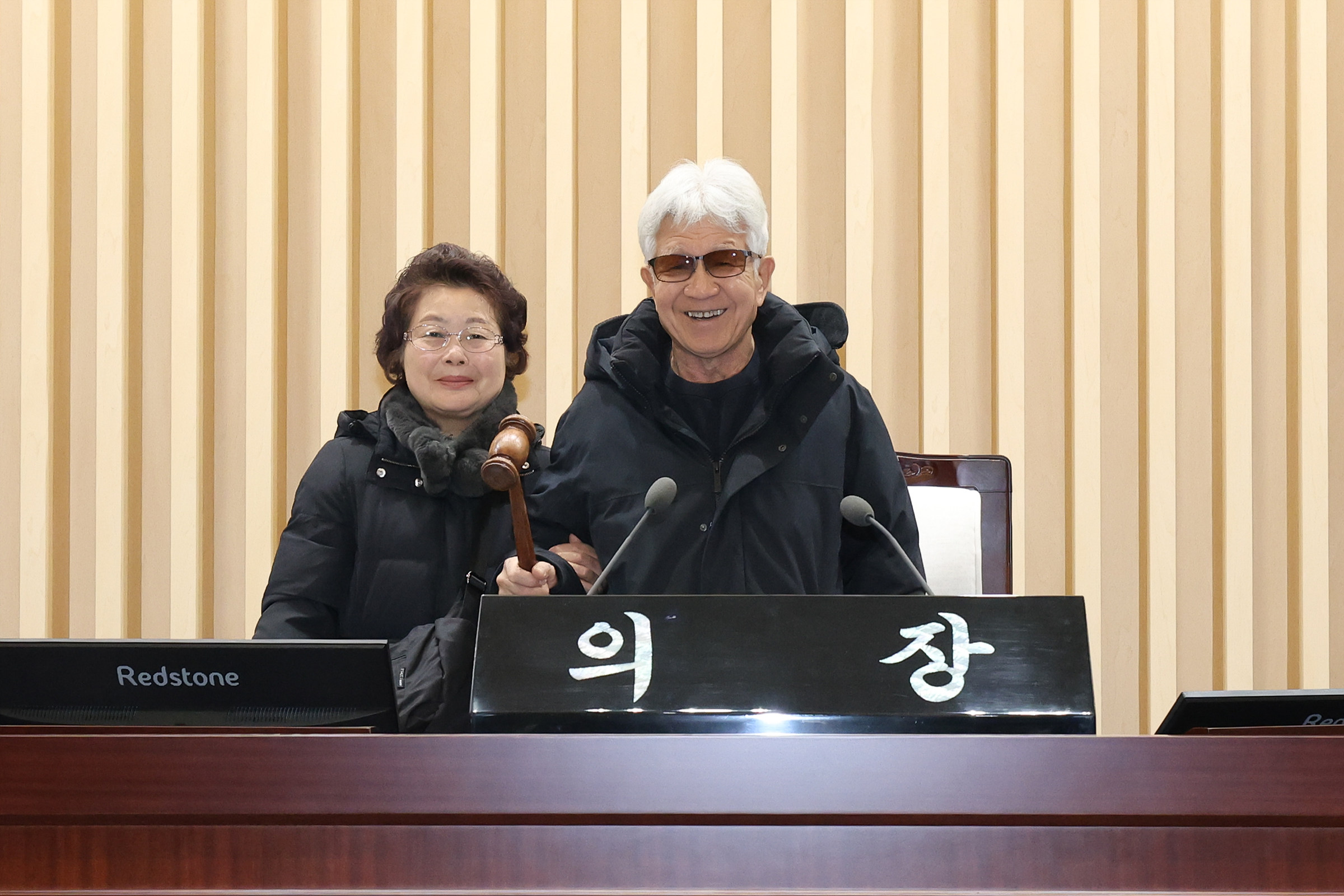 의장석 앞에서 기념촬영하는 모습