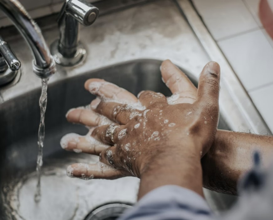 비누로 손싰는 모습