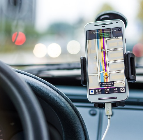 스마트폰 네비게이션 켜고 운전하는 모습