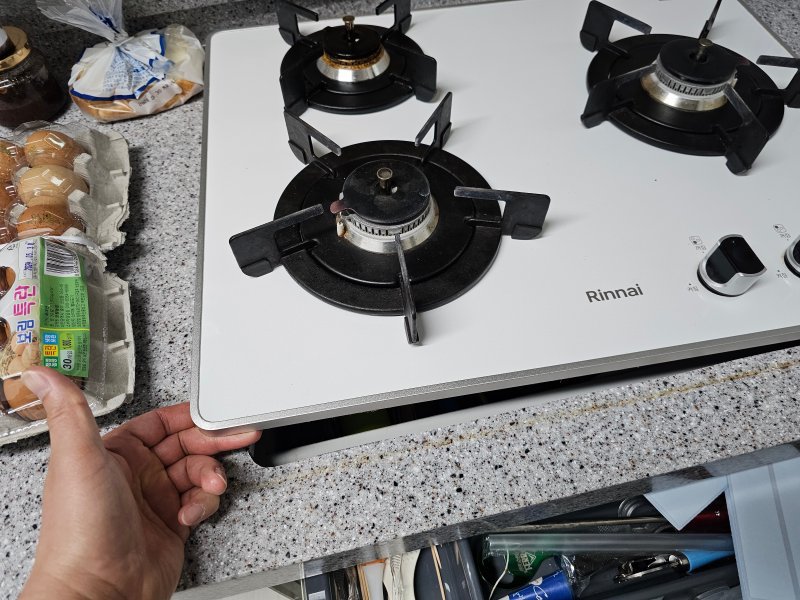 가스레인지-상판을-분리하는-모습