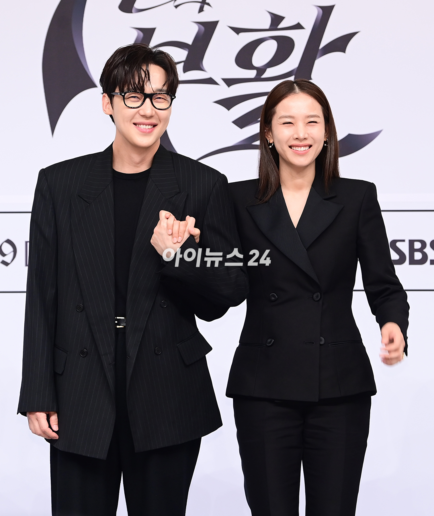 배우 윤종훈과 조윤희가 27일 오후 서울 양천구 목동 SBS에서 열린 SBS 새 금토드라마 '7인의 부활' 제작발표회에 참석하고 있다. [사진=정소희 기자]