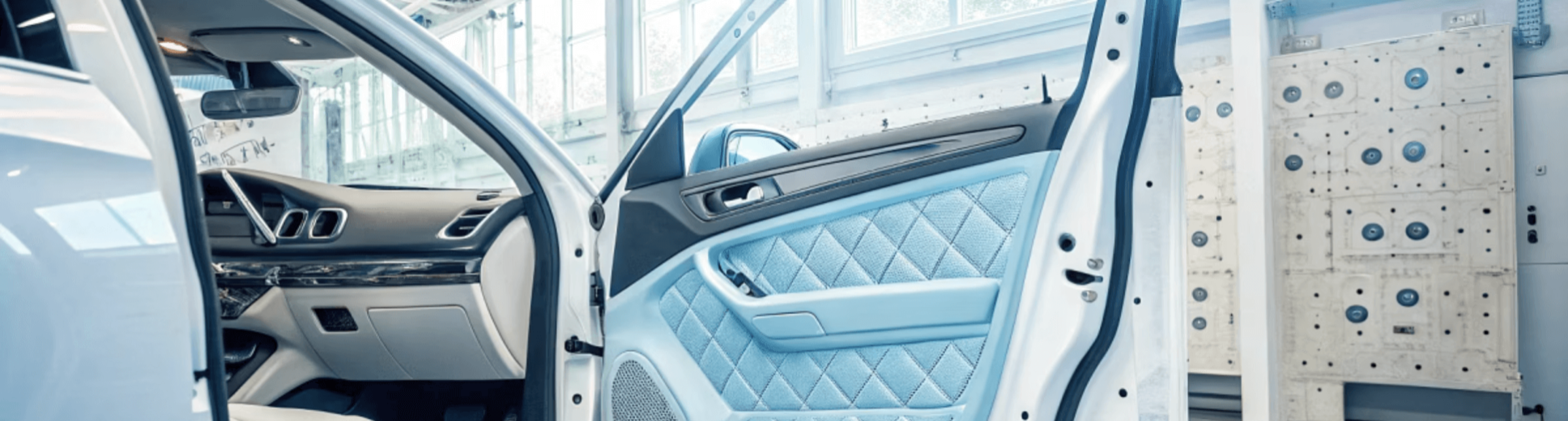 실내 소음을 줄이기 위한 방음재와 필름을 한 자동차 내부 이미지