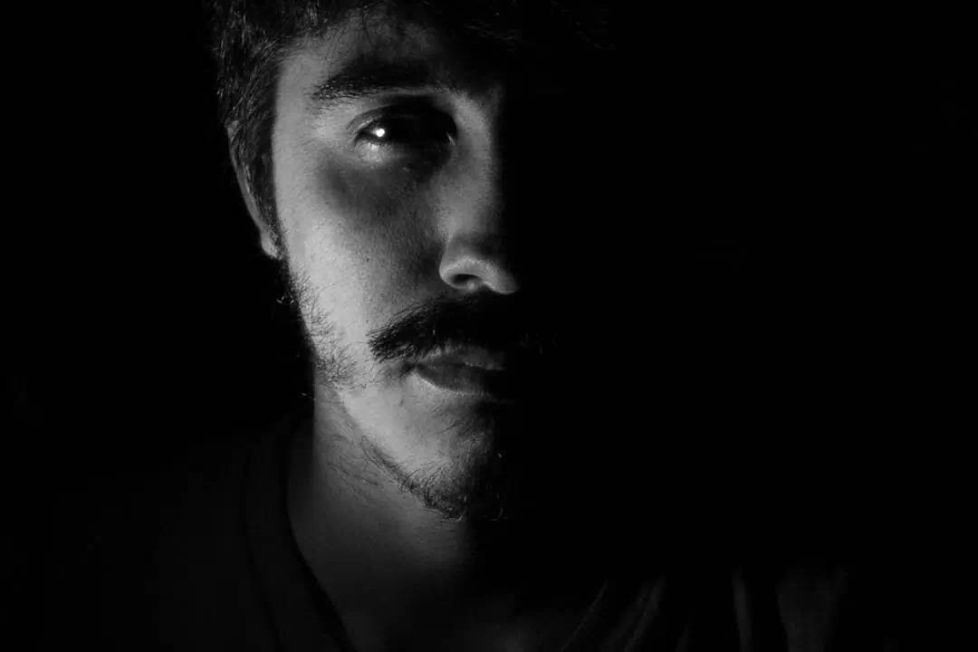 우울한 표정을 하고있는 남성