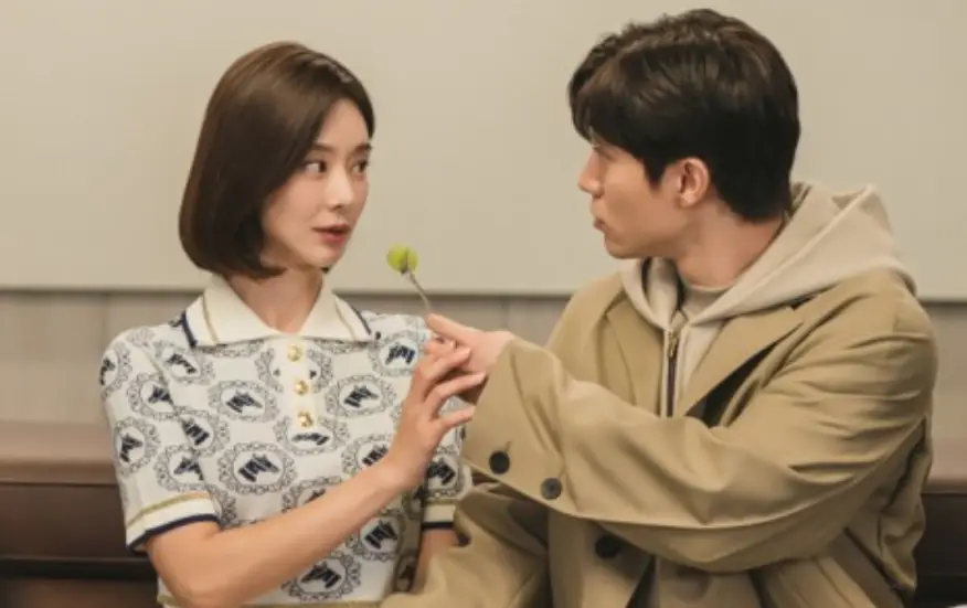 눈물의 여왕-
흰색 반팔티를 입은 이주빈에게 베이지색 코트를 입은 곽동연이 과일을 먹여주는 모습