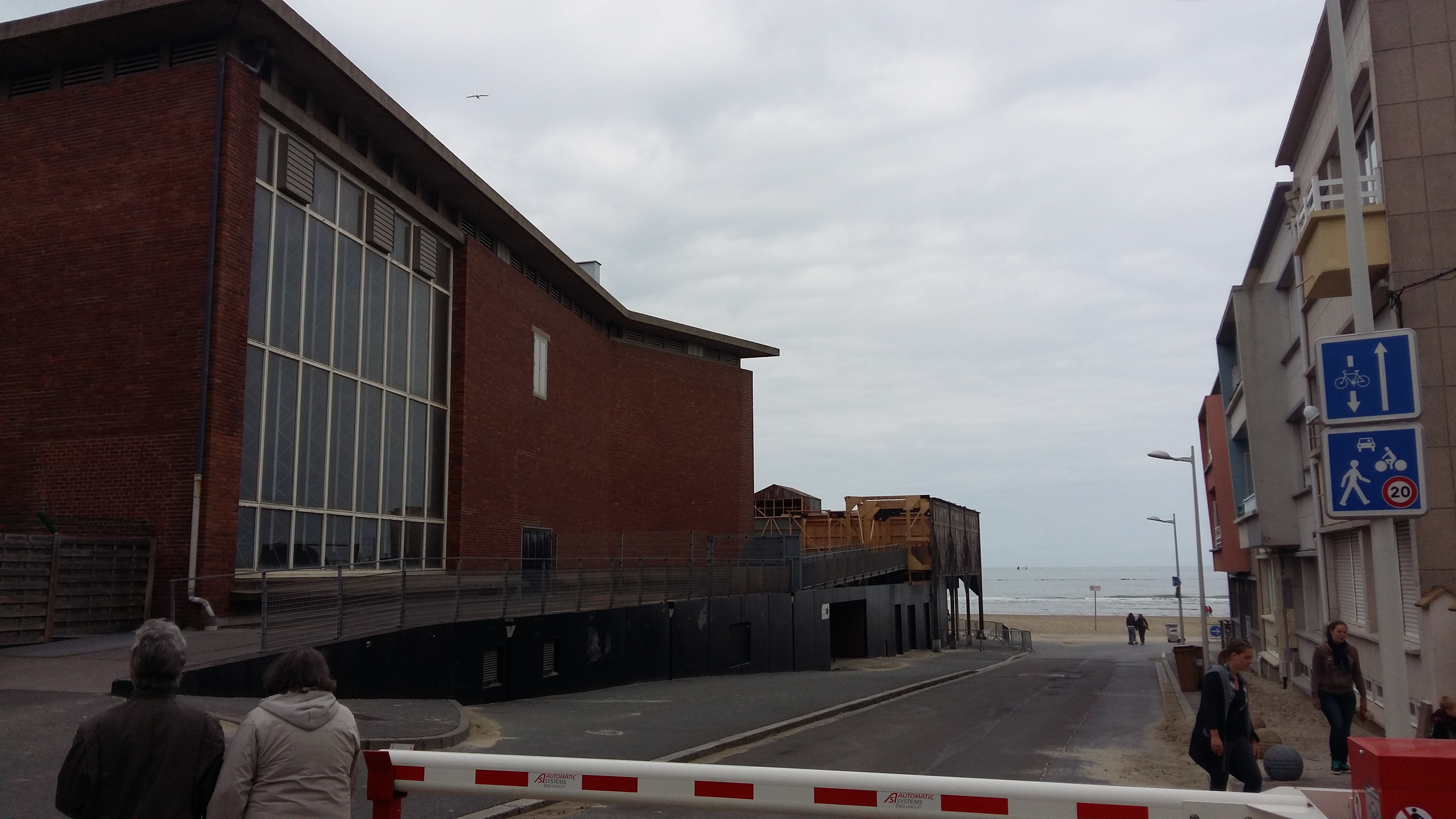 프랑스 됭케르크 영화 세트장 건물과 바다