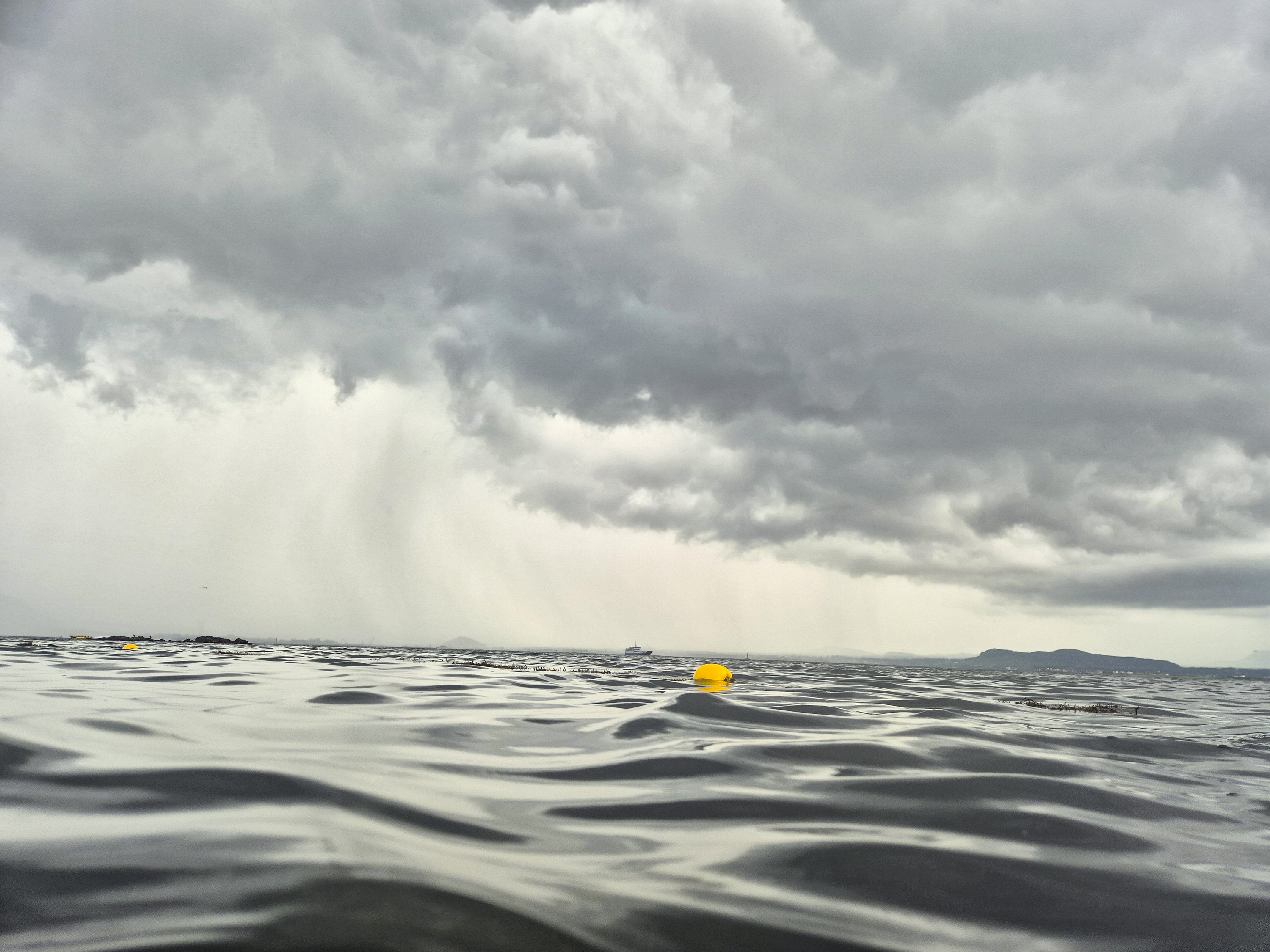 수면 부근에서 찍은 바다 모습