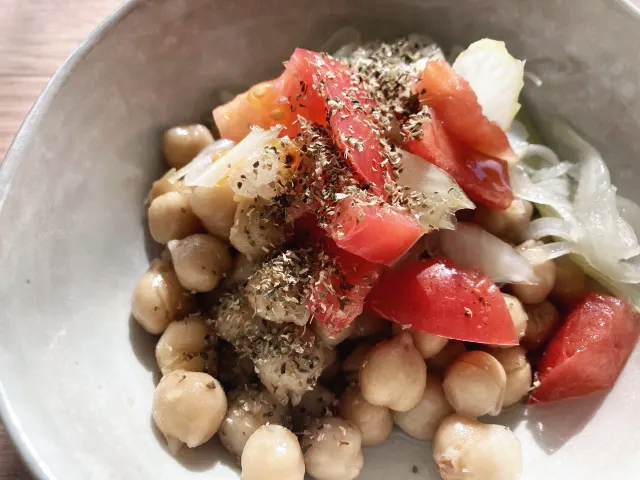 삶아서 무친 병아리콩